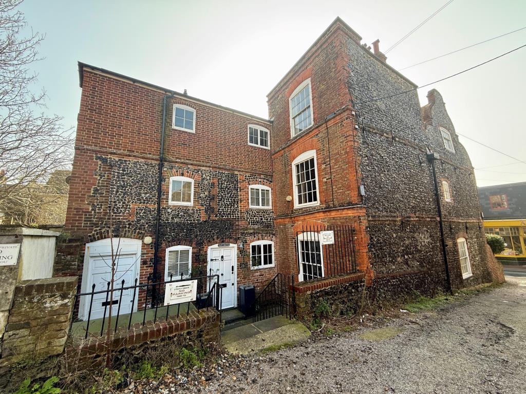 Lot: 161 - TWO-BEDROOM FLAT FOR IMPROVEMENT - Freehold block of flats